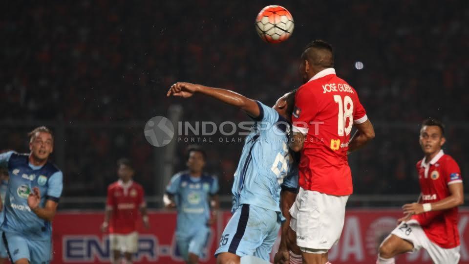 Proses terjadinya gol Persija Jakarta ke gawang Persela Lamongan yang dicetak Jose Adolfo Guerra.